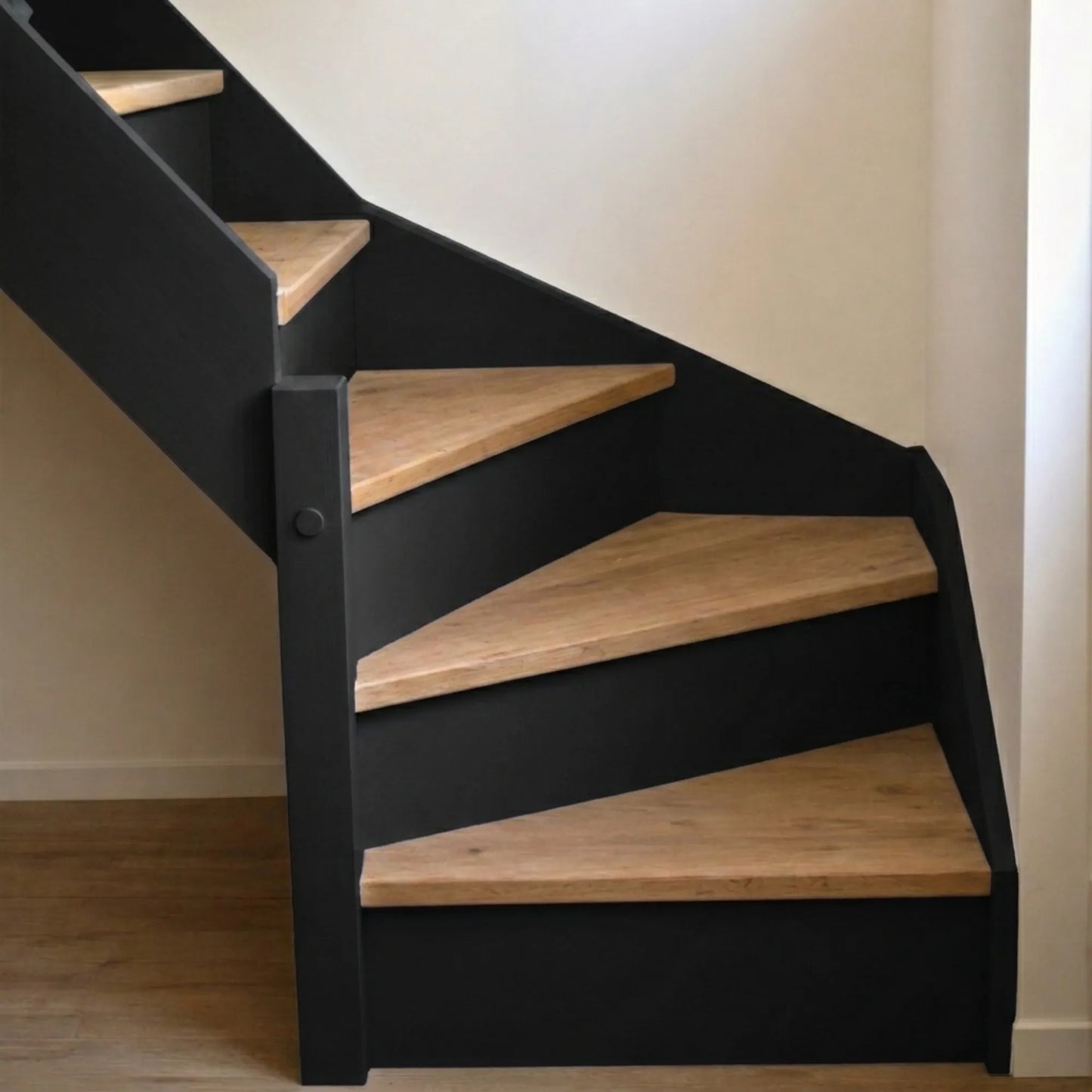 Escalier en bois aux marches naturelles, peint en couleur Noir d'Eléonore Déco.
