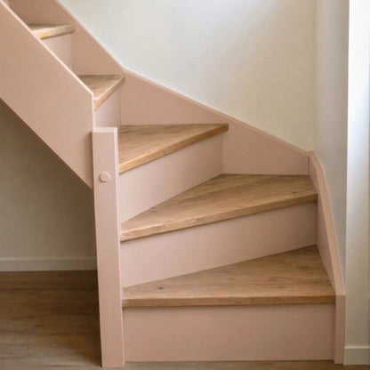 Escalier en bois aux marches naturelles, peint en couleur Nude d'Eléonore Déco.