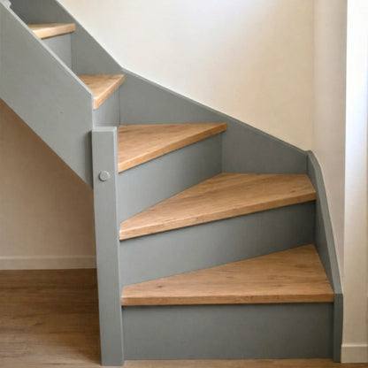Escalier en bois aux marches naturelles, peint en couleur Orage d'Eléonore Déco.