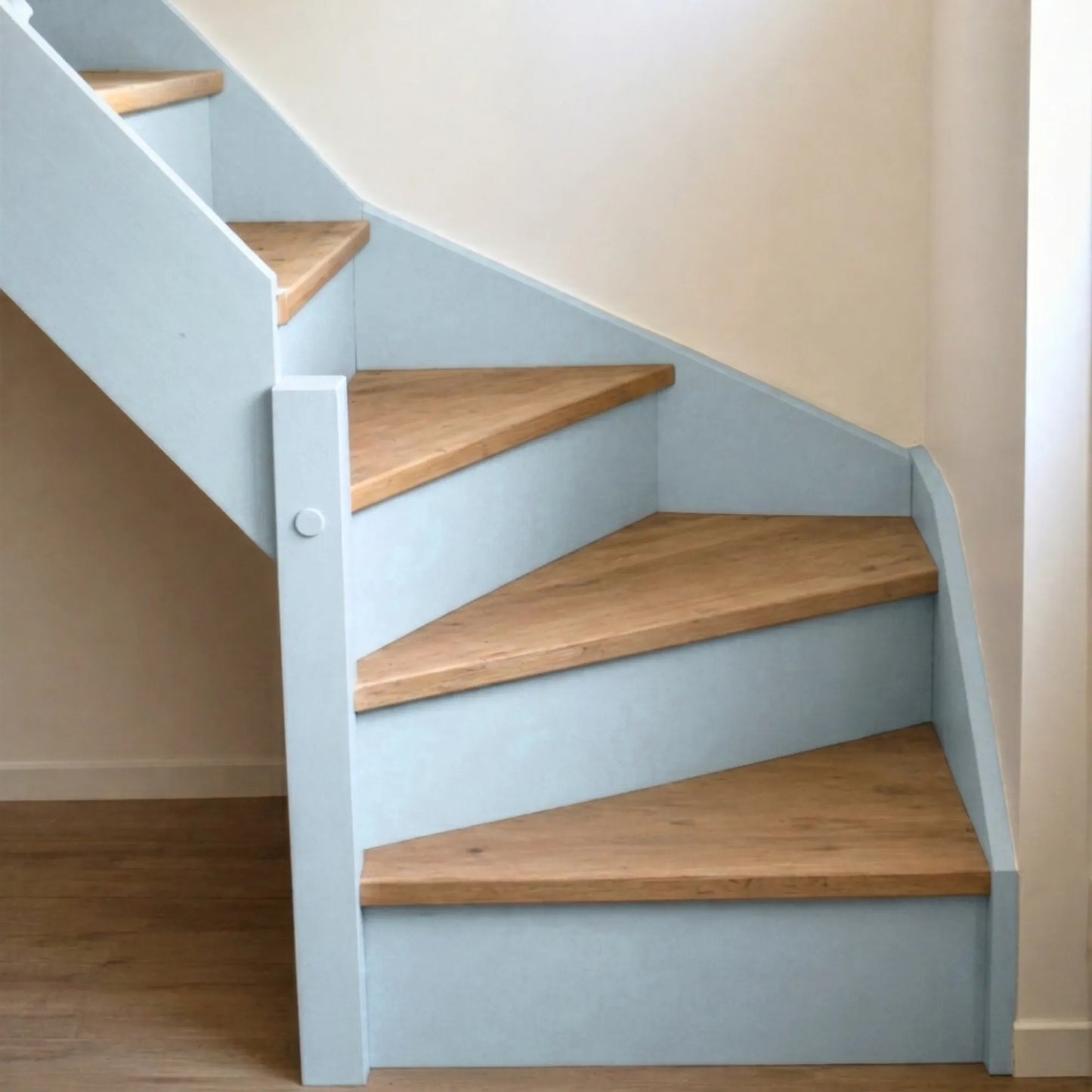 Escalier en bois aux marches naturelles, peint en couleur Ostende d'Eléonore Déco.