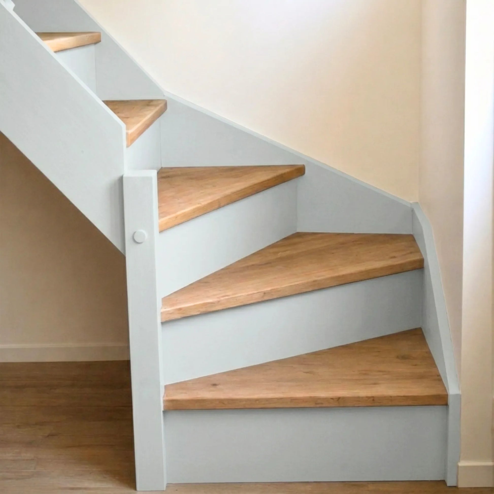 Escalier en bois aux marches naturelles, peint en couleur Perle d'Eléonore Déco.