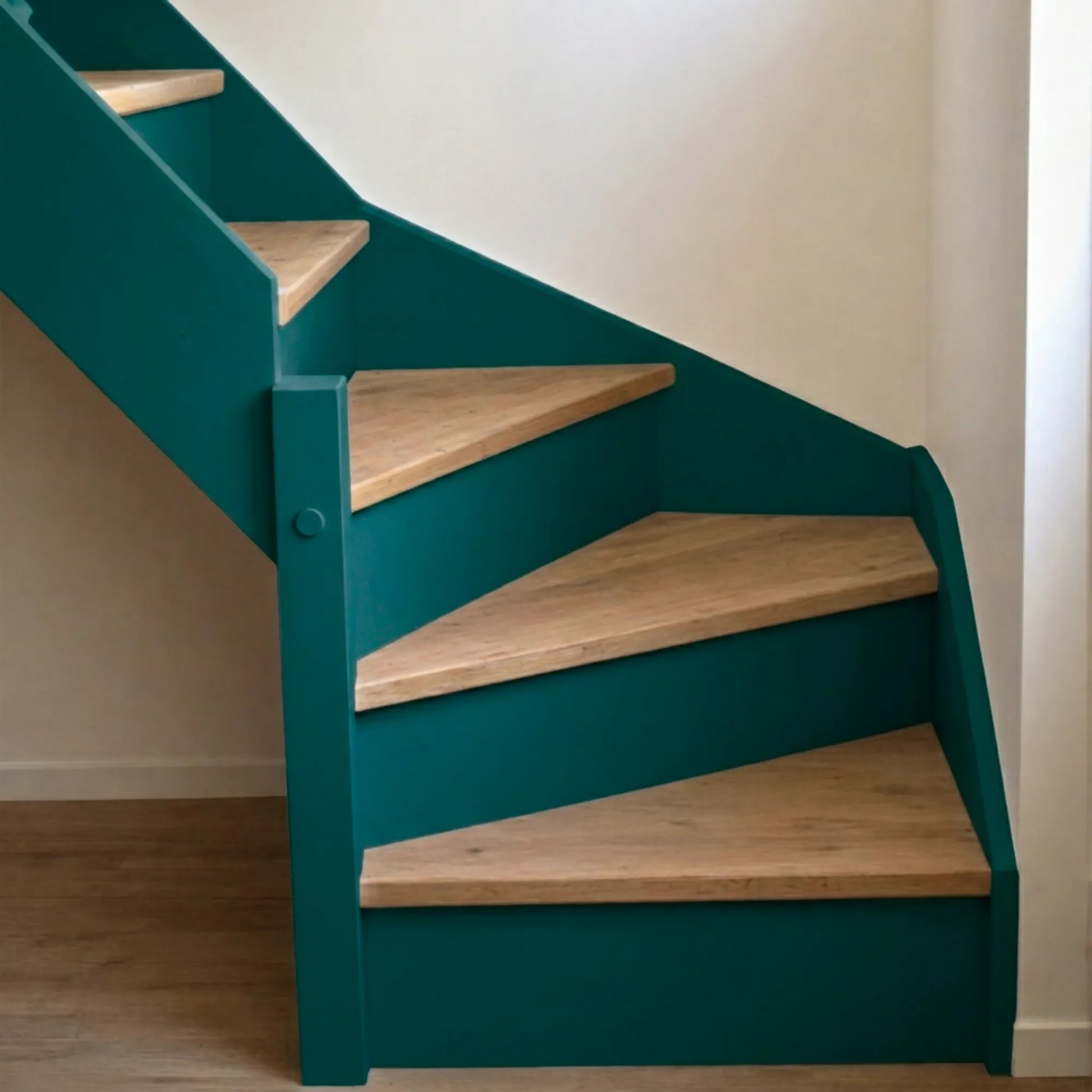 Escalier en bois aux marches naturelles, peint en couleur Pétroléum d'Eléonore Déco.