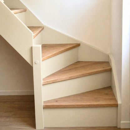 Escalier en bois aux marches naturelles, peint en couleur Pierre d'Eléonore Déco.