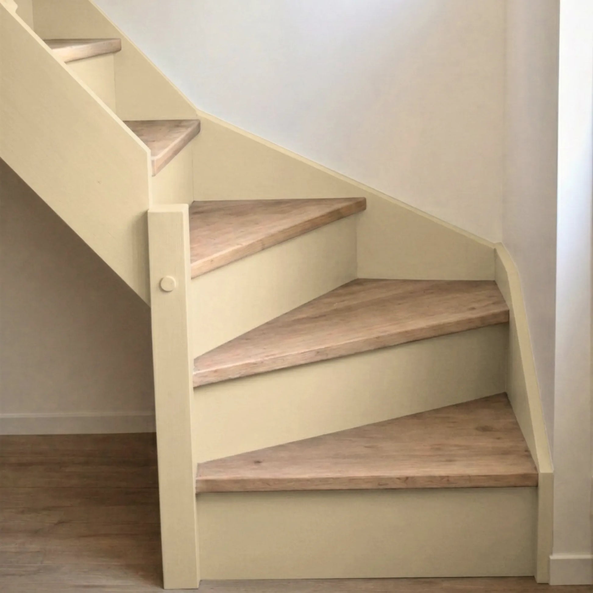Escalier en bois aux marches naturelles, peint en couleur Raphia d'Eléonore Déco.