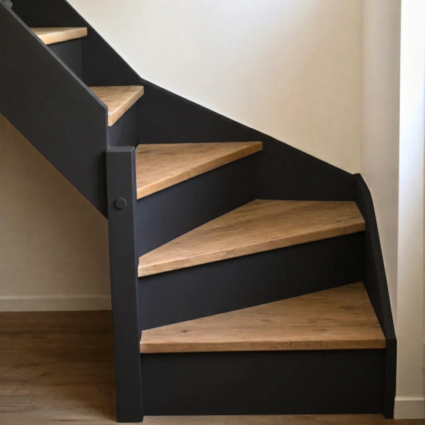 Escalier en bois aux marches naturelles, peint en couleur Réglisse d'Eléonore Déco.