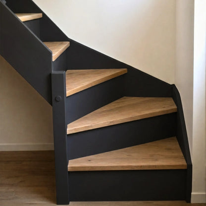 Escalier en bois aux marches naturelles, peint en couleur Réglisse d'Eléonore Déco.