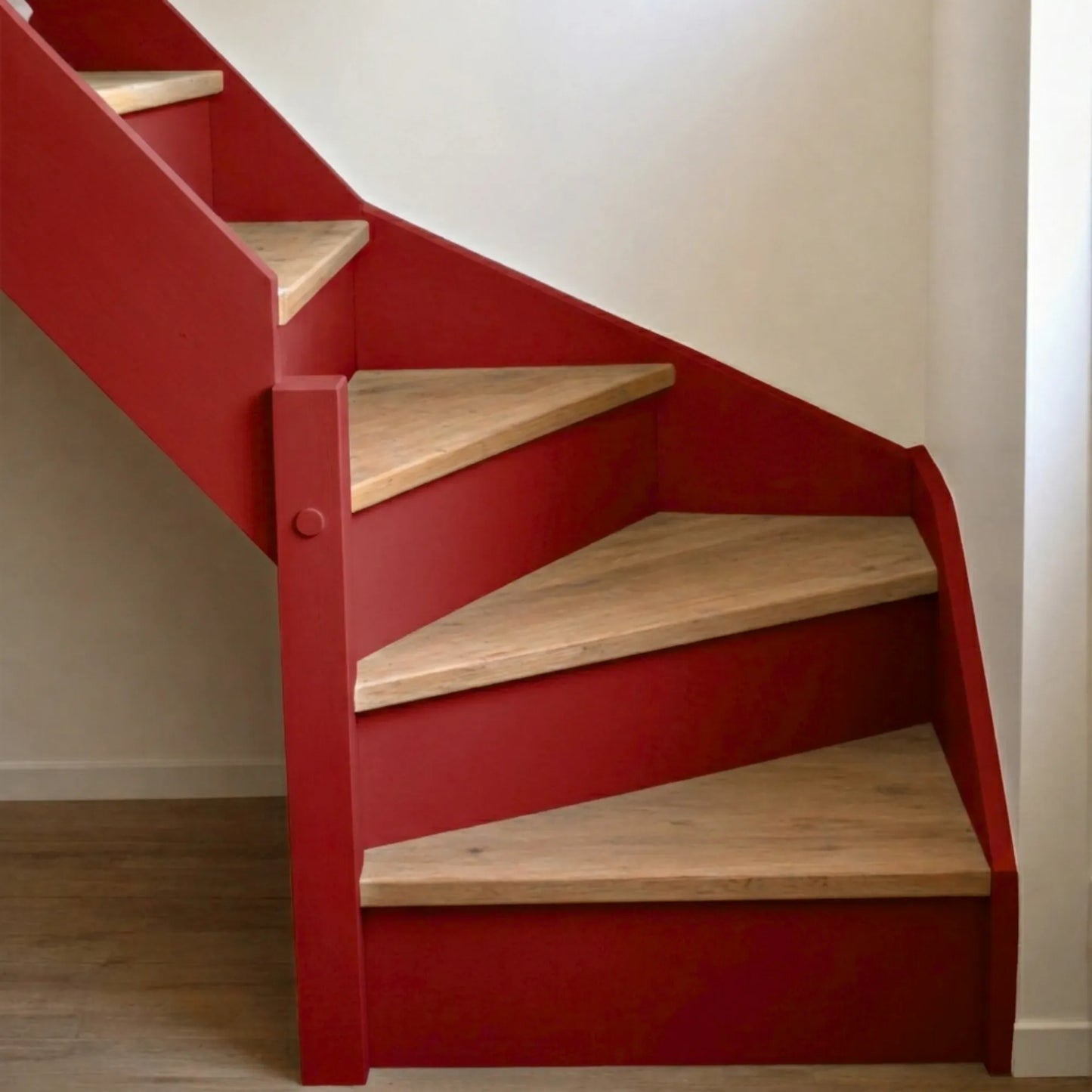 Escalier en bois aux marches naturelles, peint en couleur Rouge passion d'Eléonore Déco.