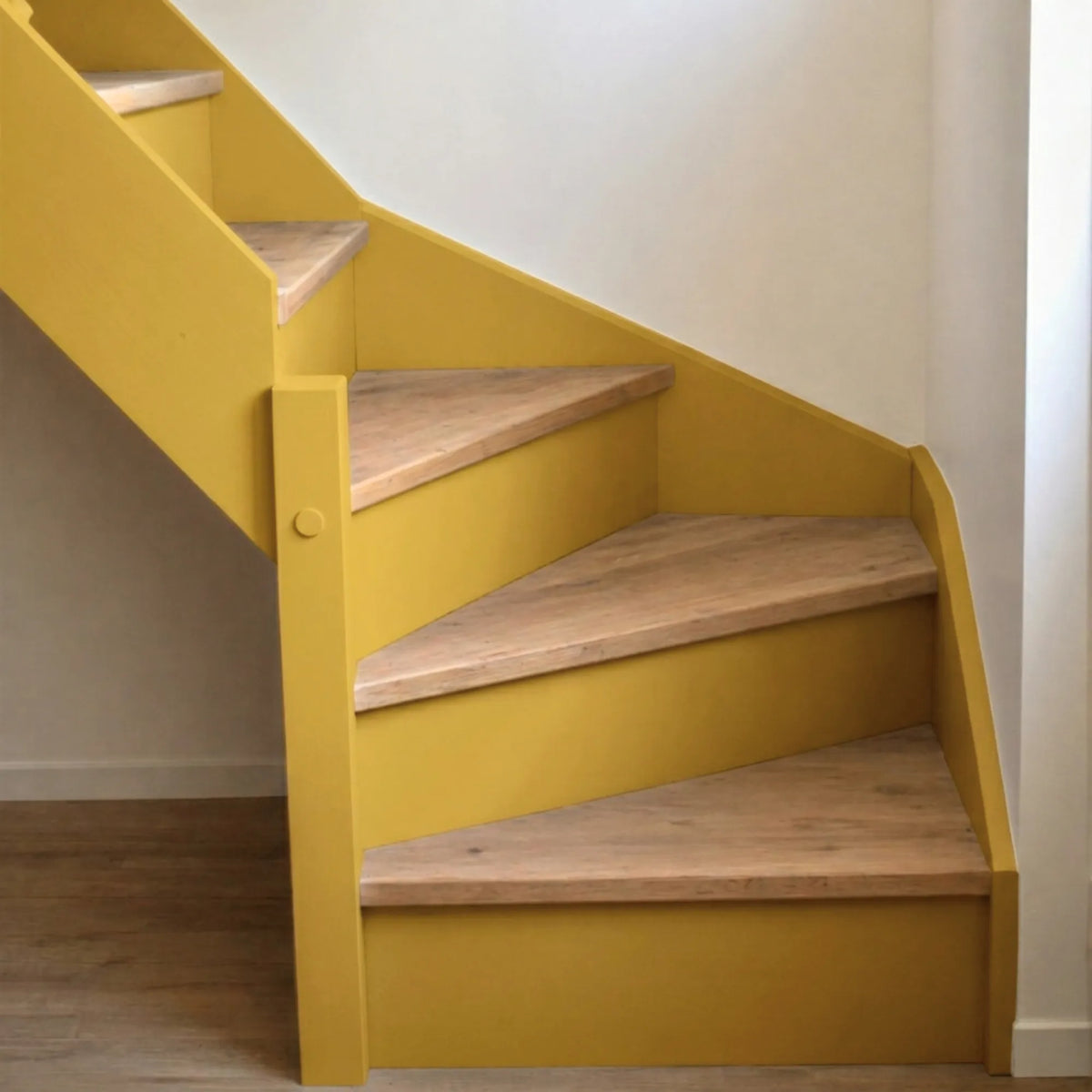Escalier en bois aux marches naturelles, peint en couleur Sagran d'Eléonore Déco.