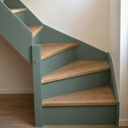 Escalier en bois aux marches naturelles, peint en couleur Sauge d'Eléonore Déco.