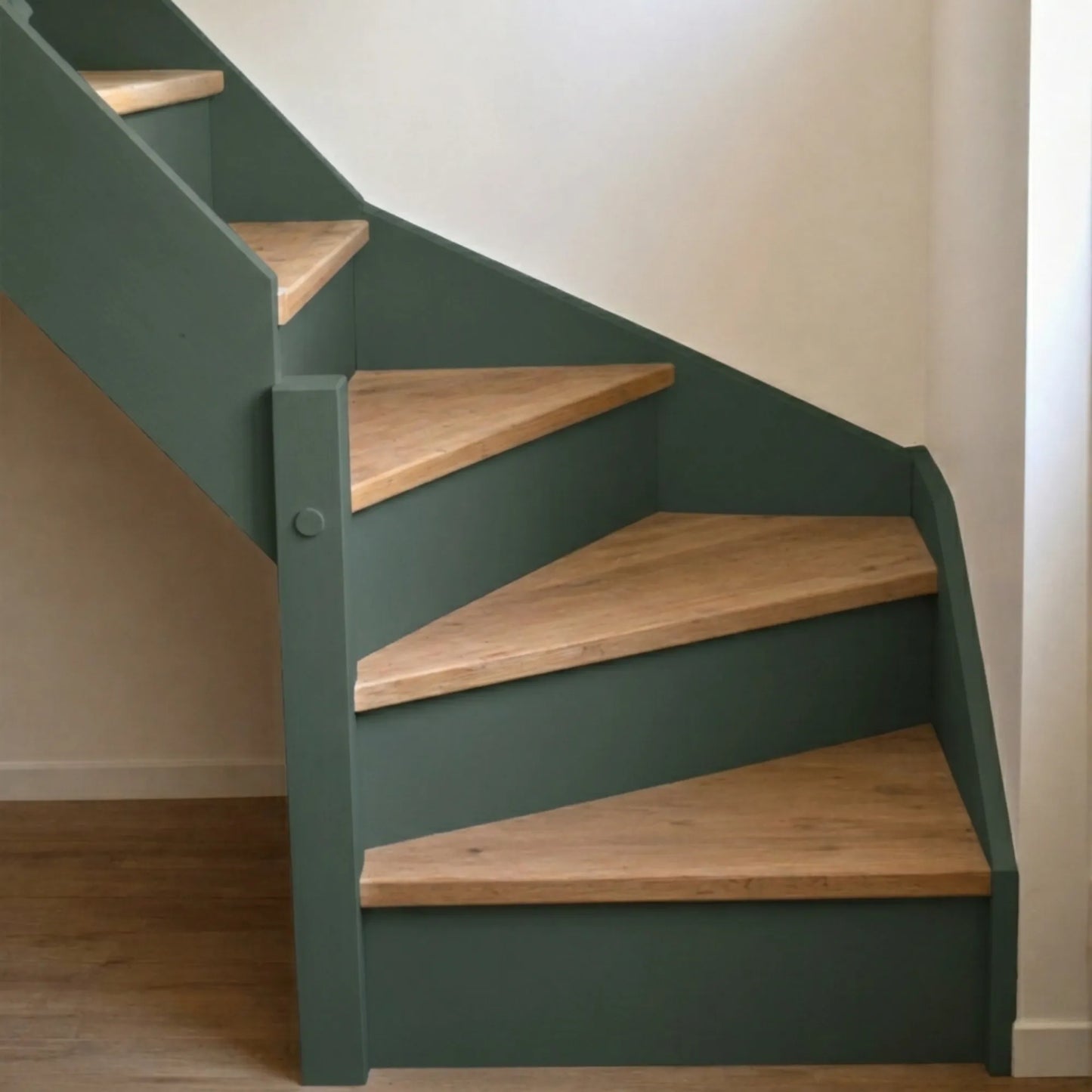 Escalier en bois aux marches naturelles, peint en couleur Séquoia d'Eléonore Déco.