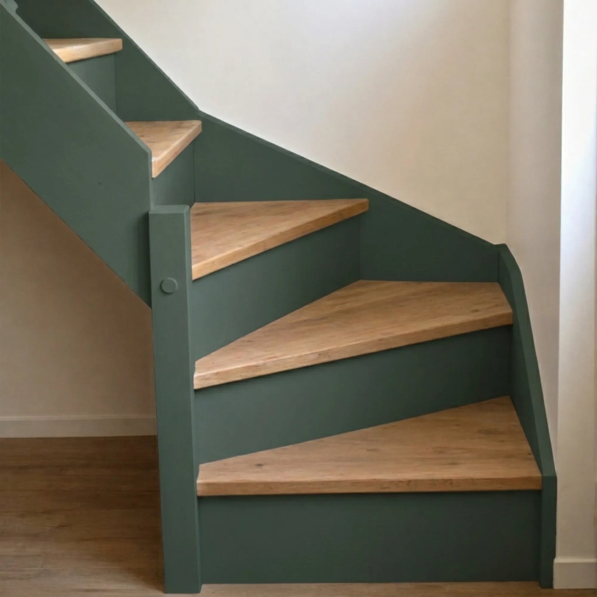 Escalier en bois aux marches naturelles, peint en couleur Séquoia d'Eléonore Déco.