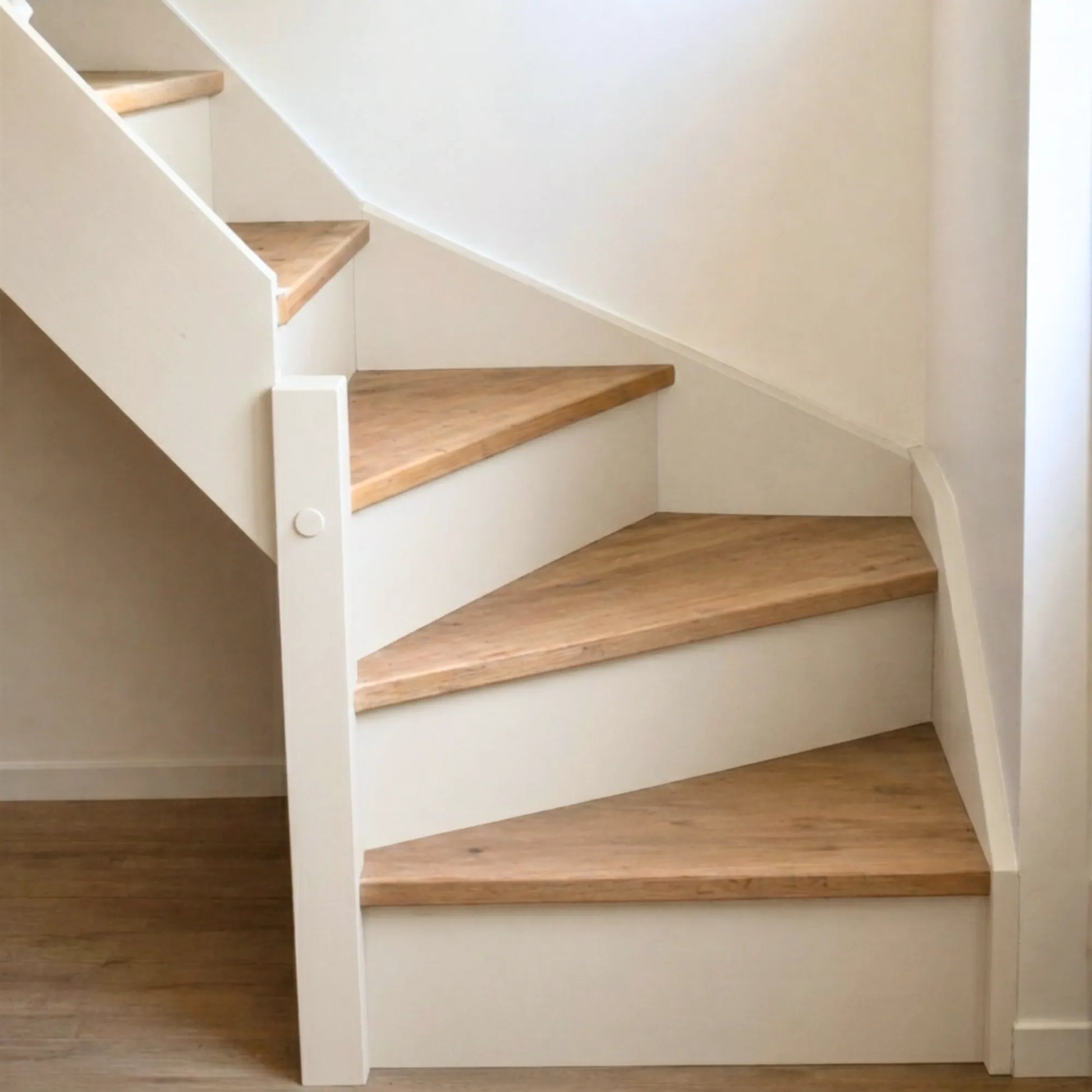 Escalier en bois aux marches naturelles, peint en couleur Soie sauvage d'Eléonore Déco.