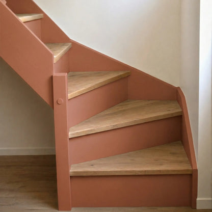 Escalier en bois aux marches naturelles, peint en couleur Terracotta d'Eléonore Déco.