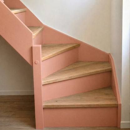 Escalier en bois aux marches naturelles, peint en couleur Terre de mars d'Eléonore Déco.
