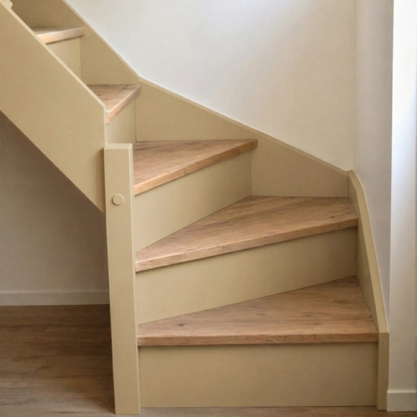 Escalier en bois aux marches naturelles, peint en couleur Toile de jute d'Eléonore Déco.