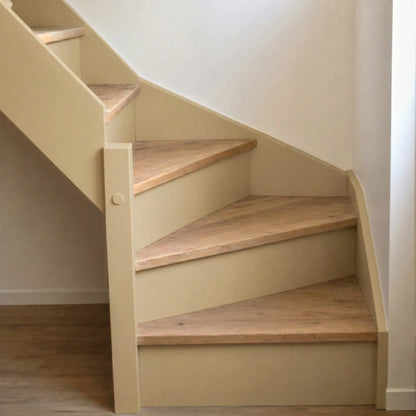 Escalier en bois aux marches naturelles, peint en couleur Toile de jute d'Eléonore Déco.