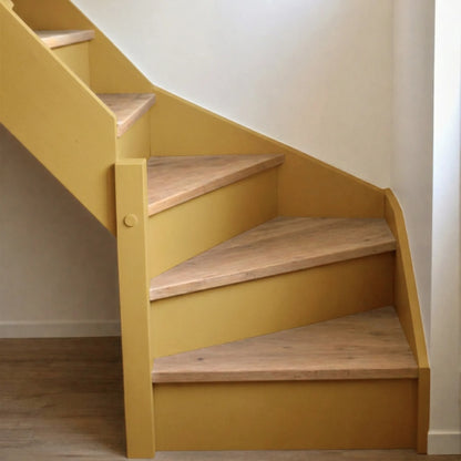 Escalier en bois aux marches naturelles, peint en couleur Toscane d'Eléonore Déco.