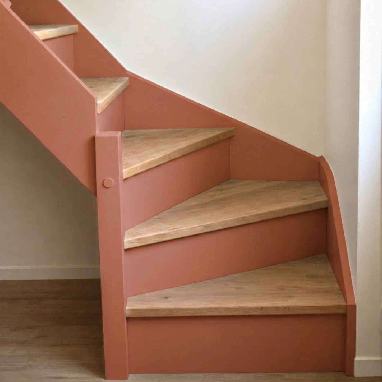 Escalier en bois aux marches naturelles, peint en couleur Tuile croquante d'Eléonore Déco.