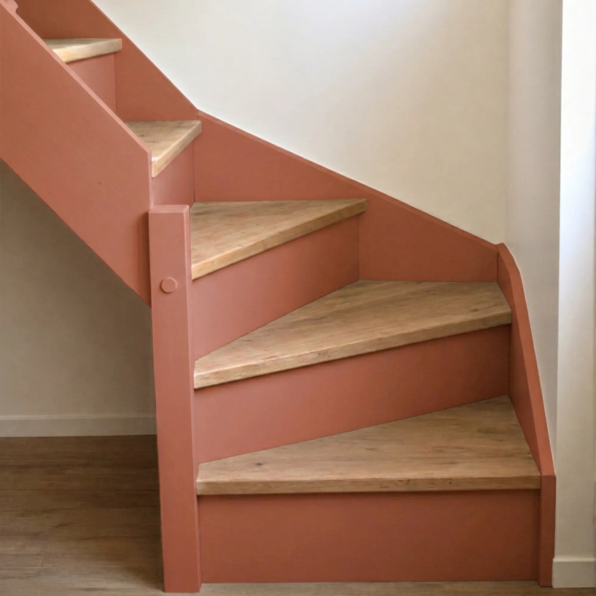Escalier en bois aux marches naturelles, peint en couleur Tuile croquante d'Eléonore Déco.
