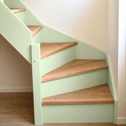 Escalier en bois aux marches naturelles, peint en couleur Vert d'eau d'Eléonore Déco.