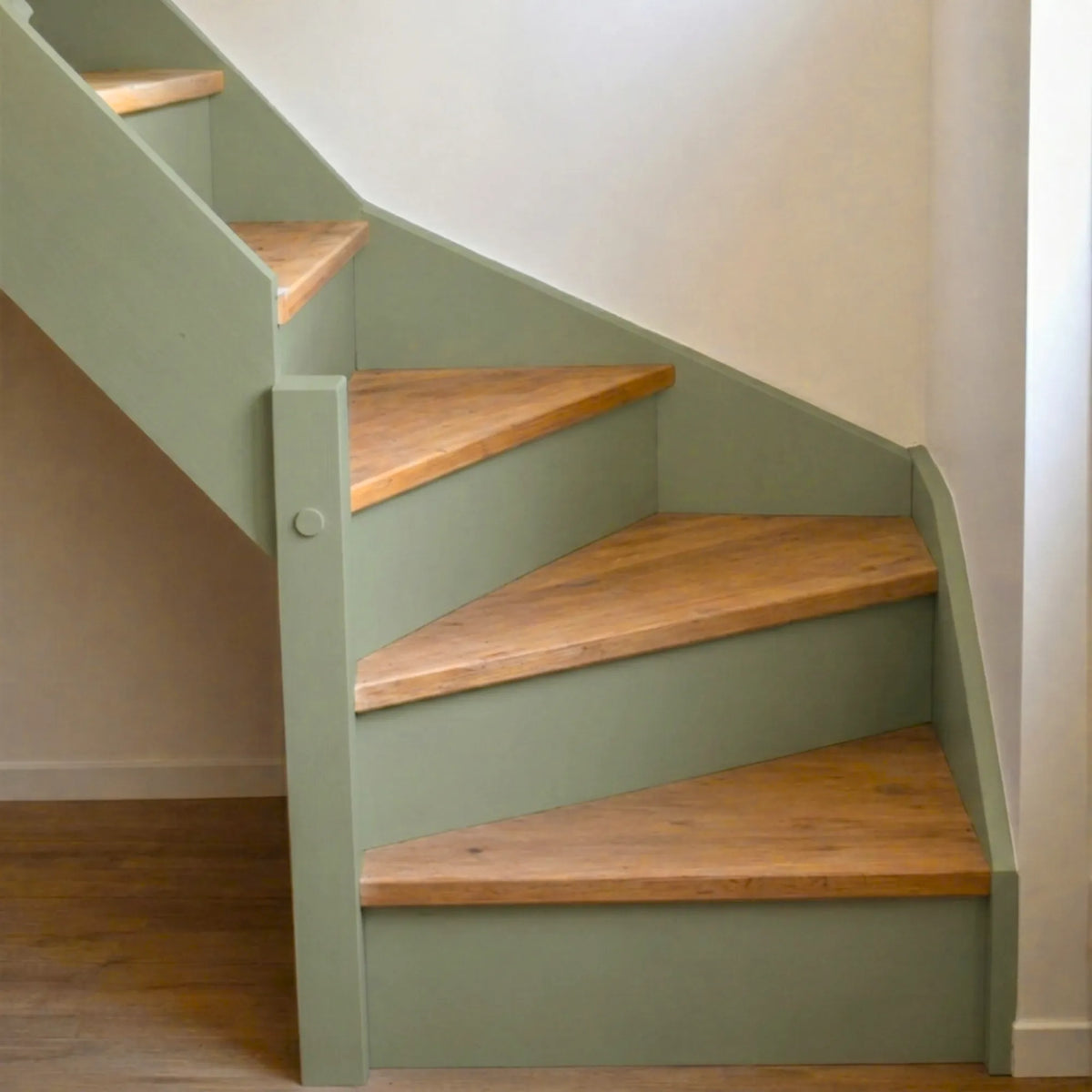Escalier en bois aux marches naturelles, peint en couleur Vert de gris d'Eléonore Déco.