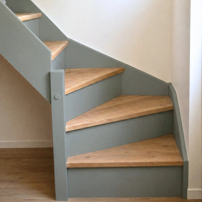 Escalier en bois aux marches naturelles, peint en couleur Vert gommier d'Eléonore Déco.
