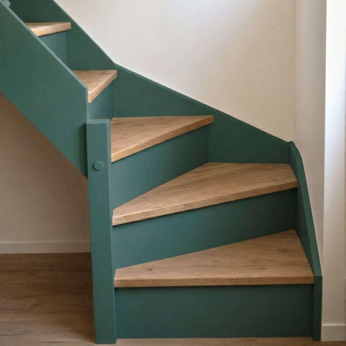 Escalier en bois aux marches naturelles, peint en couleur Vertigo d'Eléonore Déco.