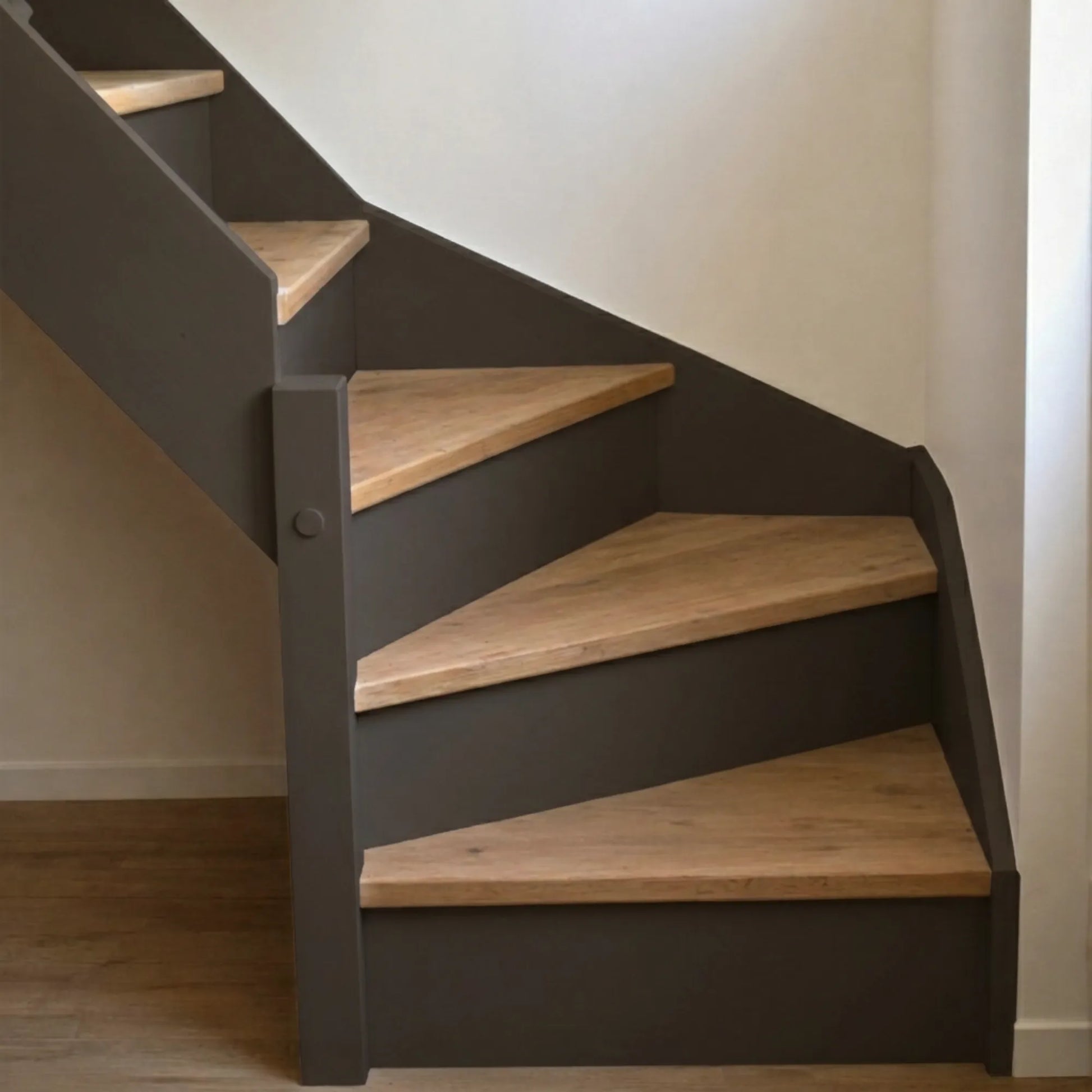 Escalier en bois aux marches naturelles, peint en couleur Wengé d'Eléonore Déco.