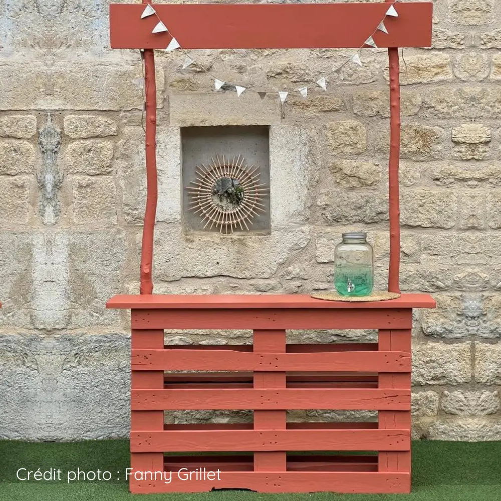Meuble bar de jardin réalisé en bois de palette peint avec la peinture extérieure couleur Terracotta