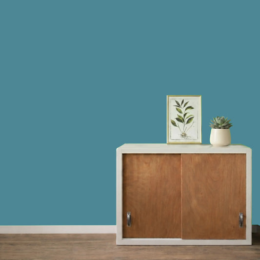 Mur repeint avec la couleur Bleu gustavien, peinture murale Éléonore Déco.