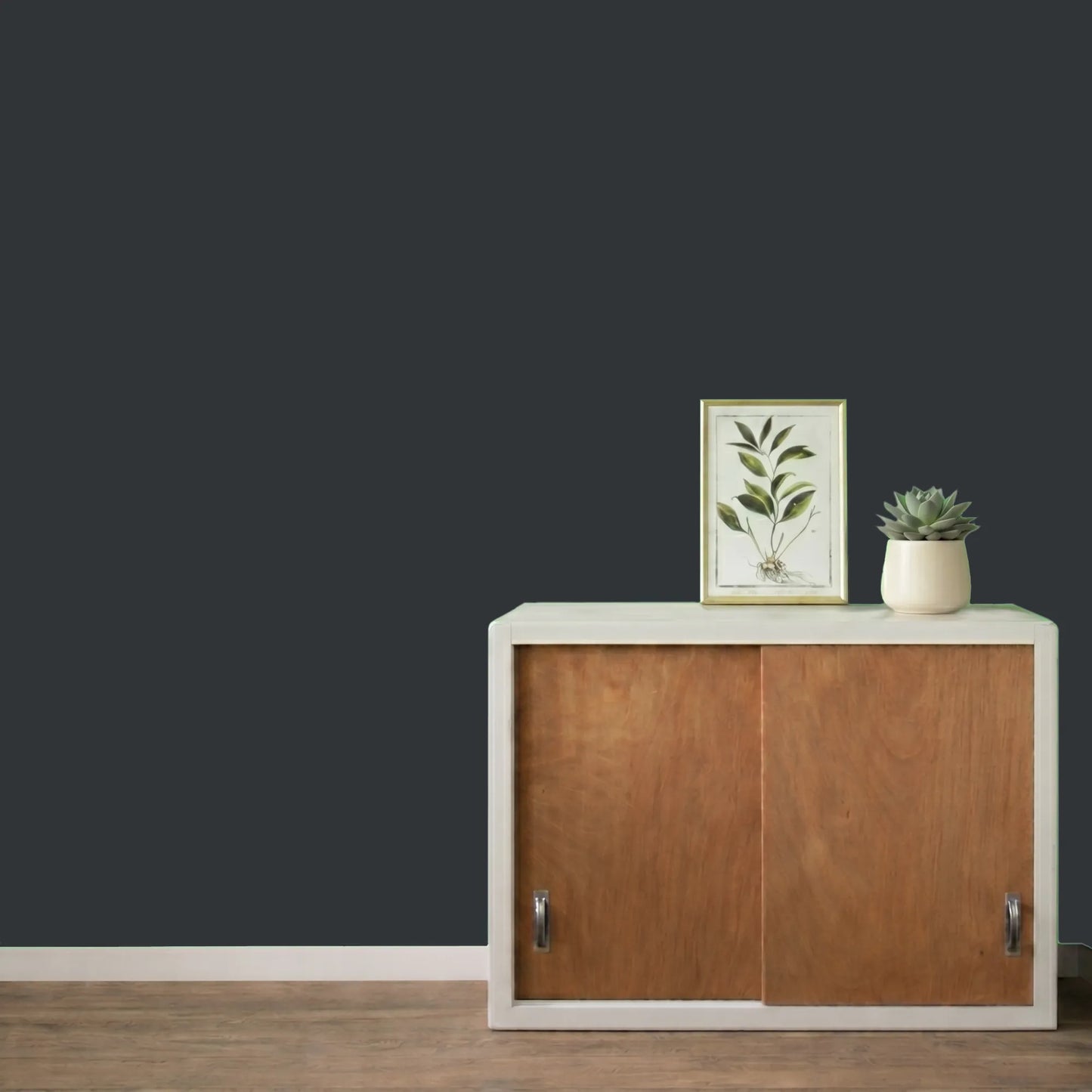 Mur repeint avec la couleur Carbone, peinture murale Éléonore Déco.
