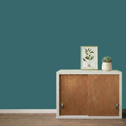 Mur repeint avec la couleur Cyprès bleu, peinture murale Éléonore Déco.