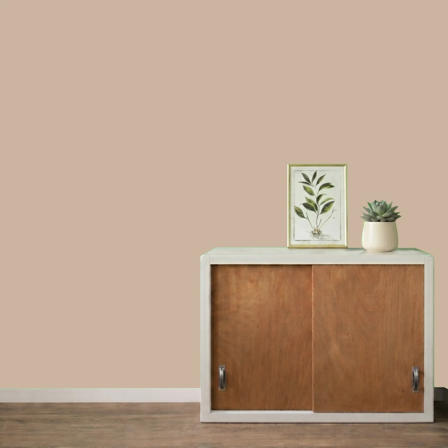 Mur repeint avec la couleur Désert, peinture murale Éléonore Déco.
