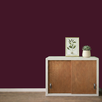 Mur repeint avec la couleur Goutte de merlot, peinture murale Éléonore Déco.