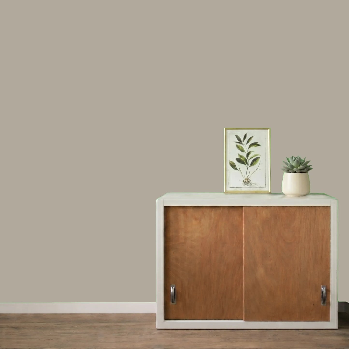 Mur repeint avec la couleur Gris de suède, peinture murale Éléonore Déco.