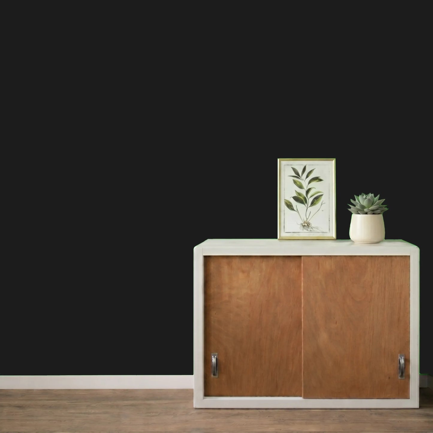 Mur repeint avec la couleur Noir, peinture murale Éléonore Déco.