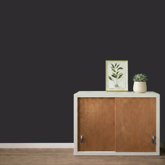 Mur repeint avec la couleur Réglisse, peinture murale Éléonore Déco.