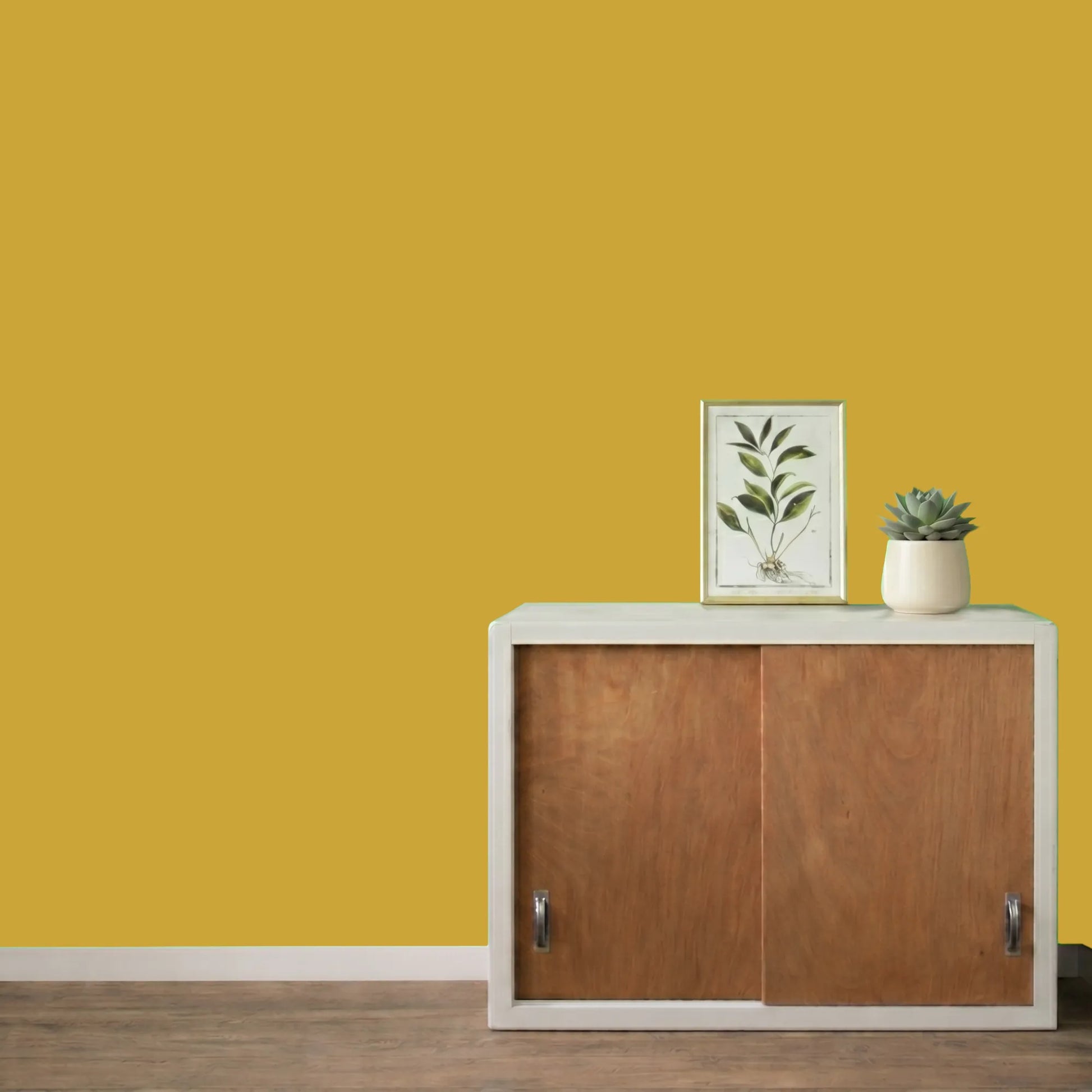 Mur repeint avec la couleur Safran, peinture murale Éléonore Déco.