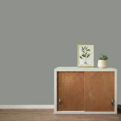 Mur repeint avec la couleur Vert gommier, peinture murale Éléonore Déco.