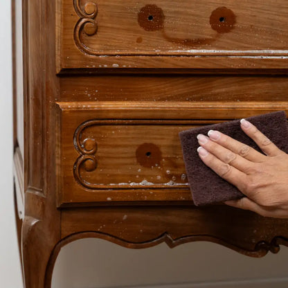 Nettoyage du meuble avant relooking avec le nettoyant pour meuble Eléoclean