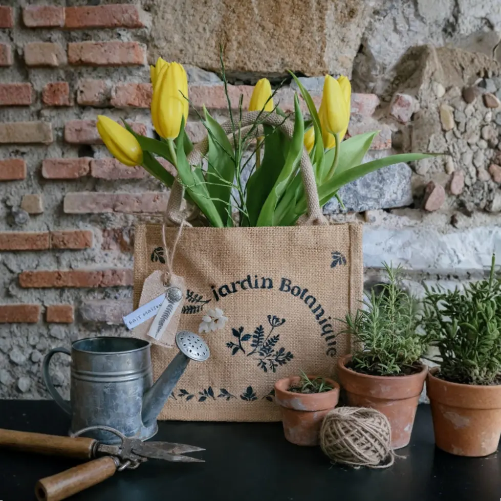 Pochoir Bouquet du jour réalisé sur un sac cabas en toile de jute dans une ambiance jardin