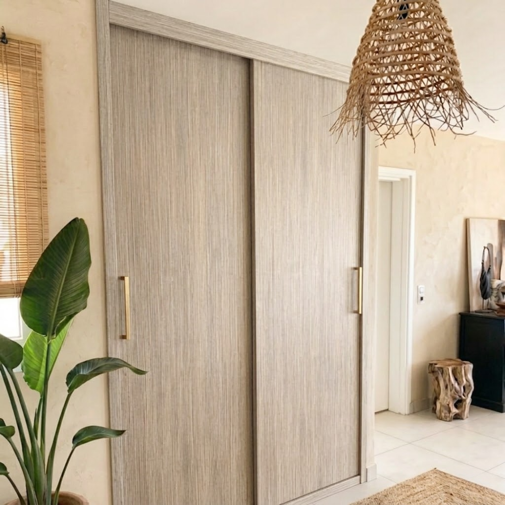 Porte de placard repeinte avec notre peinture Effet Bois - Sensation Bois - couleur Bois Flotté. Peinture effet bois tout support, pour meuble, cuisine et meuble en mélaminé
