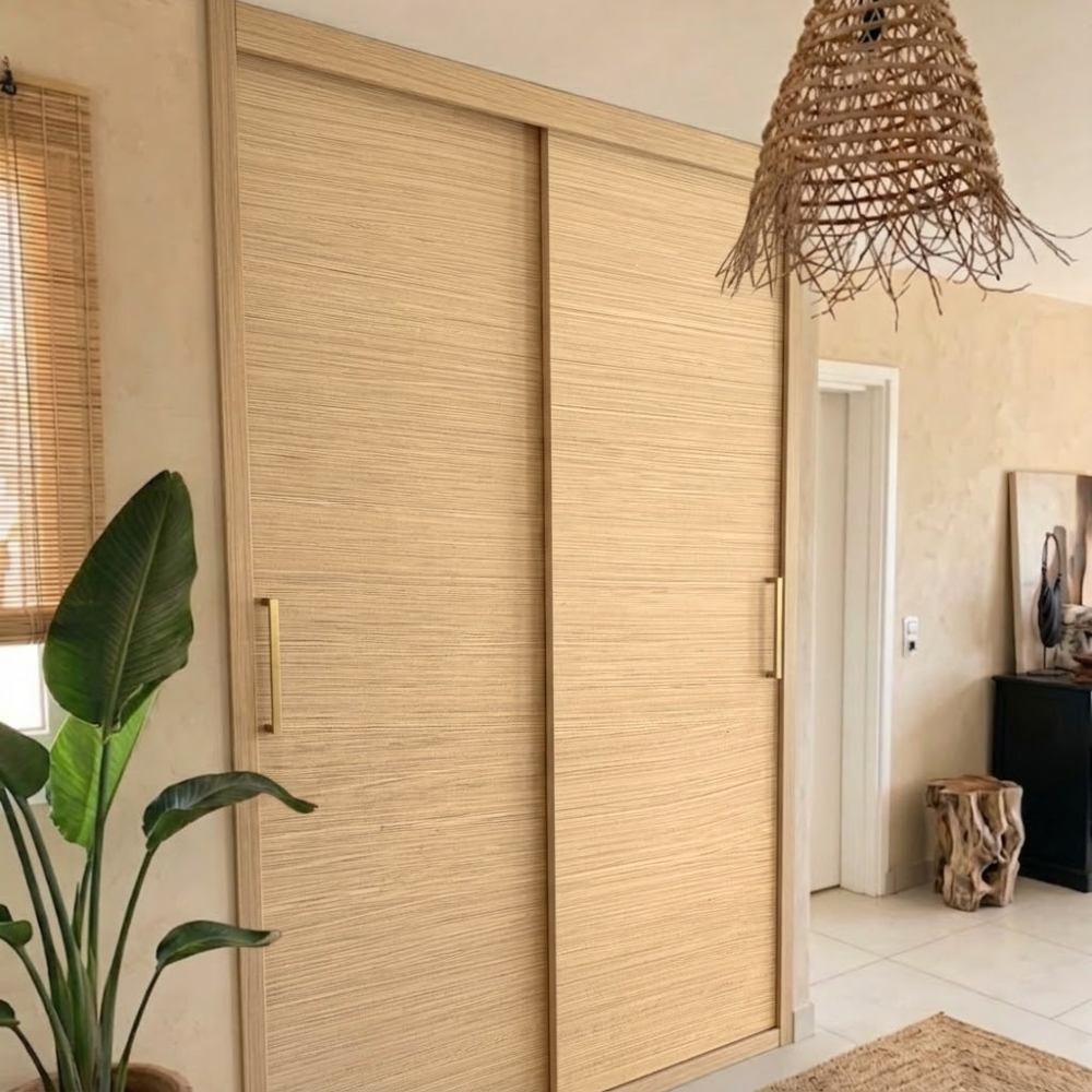 Porte de placard repeinte avec notre peinture Effet Bois - Sensation Bois - couleur Chene Naturel. Peinture effet bois tout support, pour meuble, cuisine et meuble en mélaminé