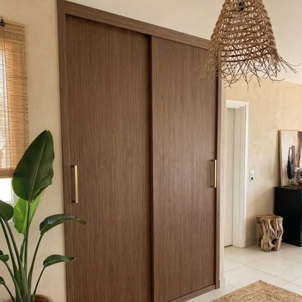 Porte de placard repeinte avec notre peinture Effet Bois - Sensation Bois - couleur Noyer. Peinture effet bois tout support, pour meuble, cuisine et meuble en mélaminé