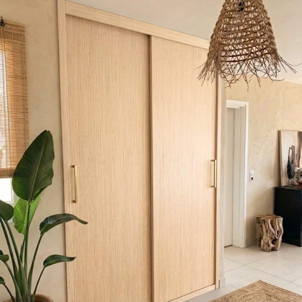 Porte de placard repeinte avec notre peinture Effet Bois - Sensation Bois - couleur Pin Nordique. Peinture effet bois tout support, pour meuble, cuisine et meuble en mélaminé