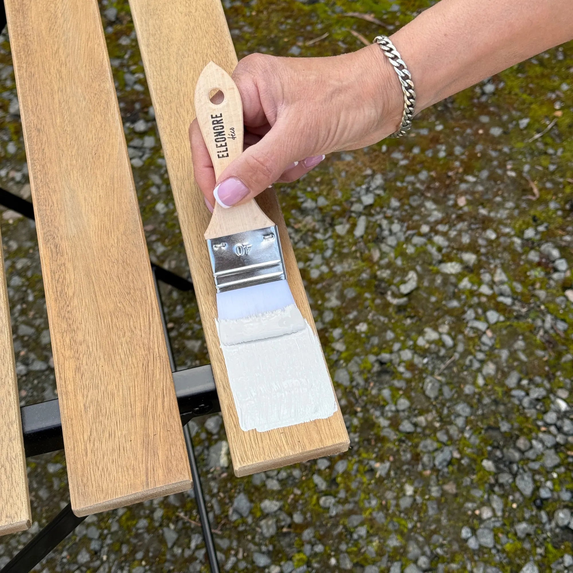 Application au pinceau de la première couche de peinture extérieure Éléonore Déco.