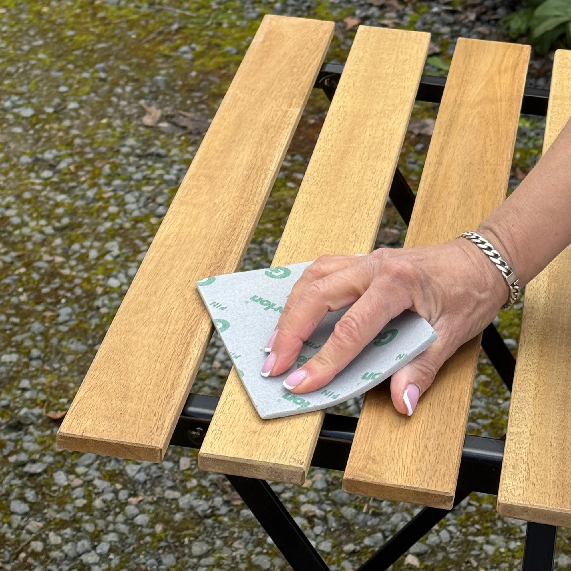 Ponçage table en bois pour la peinture extérieure Éléonore Déco.