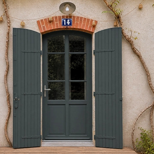 Porte et volets extérieurs en bois peints avec peinture extérieur Eleonore Déco teinte anthracite.