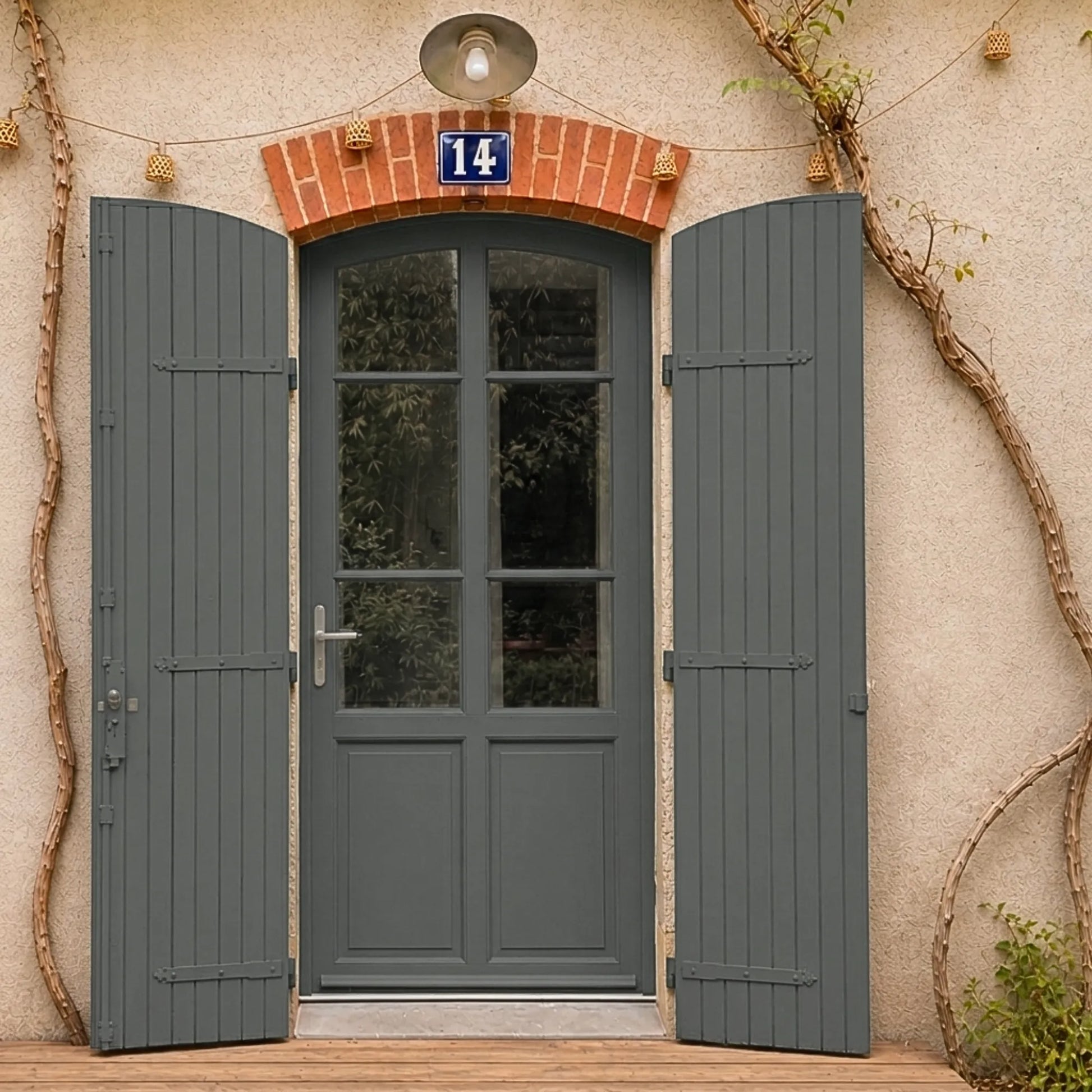 Porte et volets extérieurs en bois peints avec peinture extérieur Eleonore Déco teinte basalte.