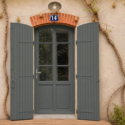 Porte et volets extérieurs en bois peints avec peinture extérieur Eleonore Déco teinte basalte.